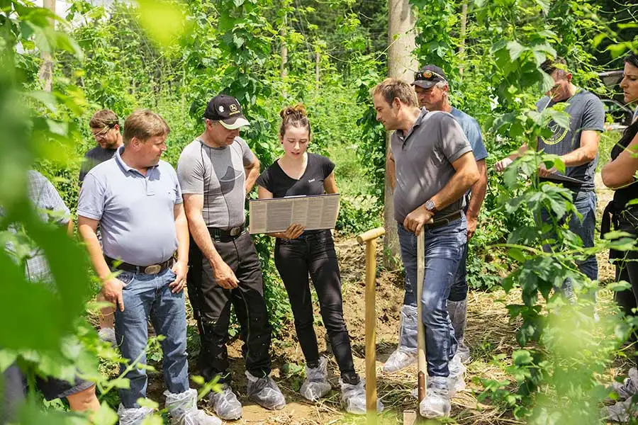 Para una capa de humus fuerte: El curso BODEN.BILDUNG de la fundación Bioland forma a técnicos con el patrocinio de RAPUNZEL One World Organic Foundation.
© © Bioland Stiftung/SonjaHerpich Para una capa de humus fuerte: El curso BODEN.BILDUNG de la fundación Bioland forma a técnicos con el patrocinio de RAPUNZEL One World Organic Foundation.