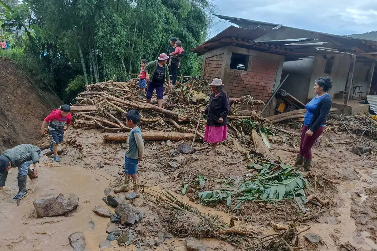 Las inundaciones dañaron o destruyeron muchas casas. Las inundaciones dañaron o destruyeron muchas casas.