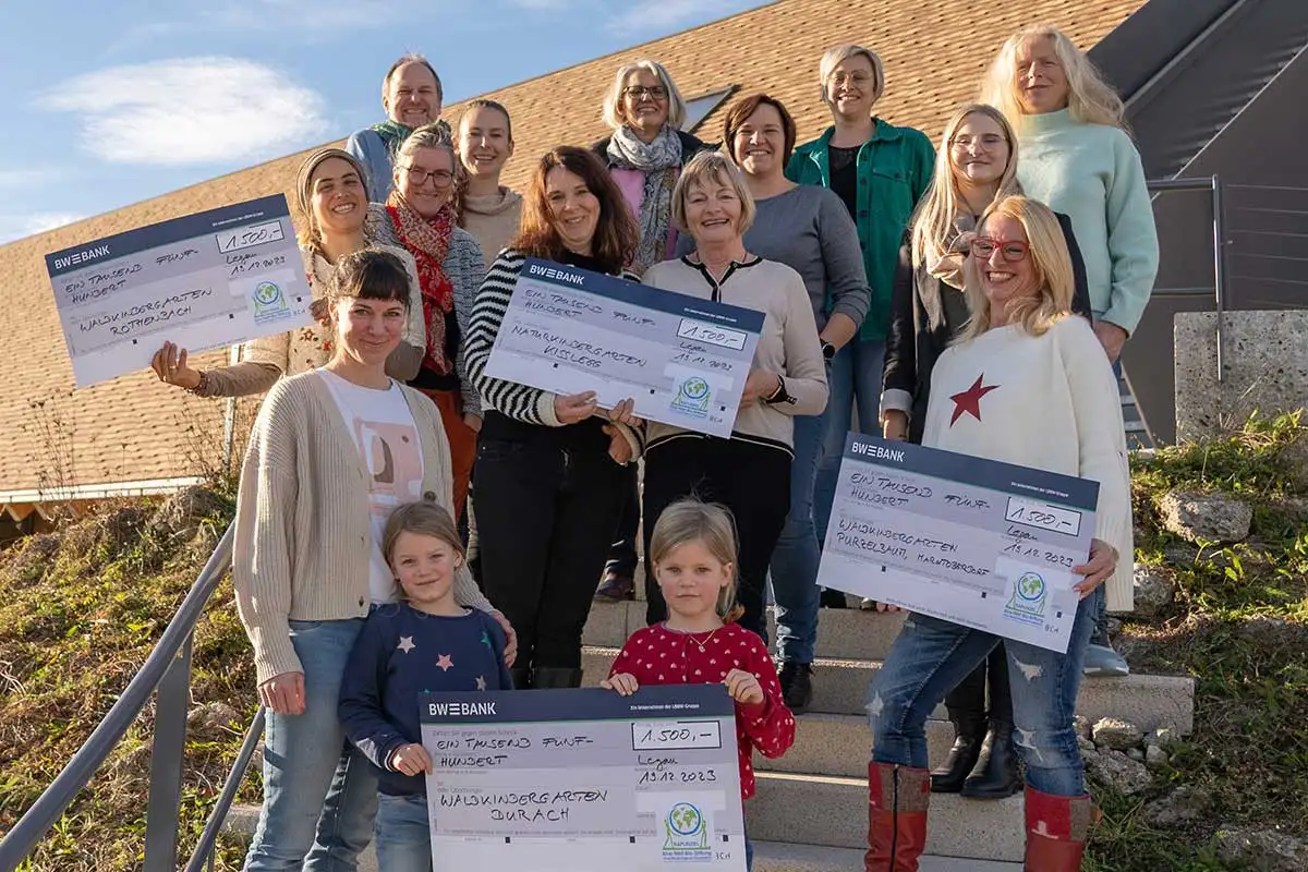 Cinco centros de educación en la naturaleza de Algovia y Alta Suabia reciben contentos la gratificación de navidad de la RAPUNZEL One World Organic Foundation. Cinco centros de educación en la naturaleza de Algovia y Alta Suabia reciben contentos la gratificación de navidad de la RAPUNZEL One World Organic Foundation.